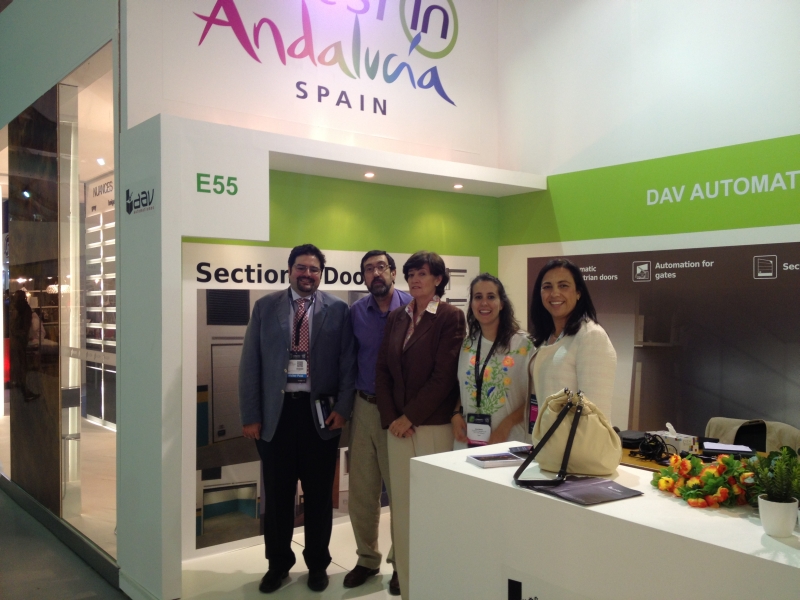 La embajadora española de Qatar visita el stand de DAV Door Solutions