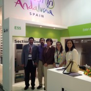 La embajadora española de Qatar visita el stand de DAV Door Solutions